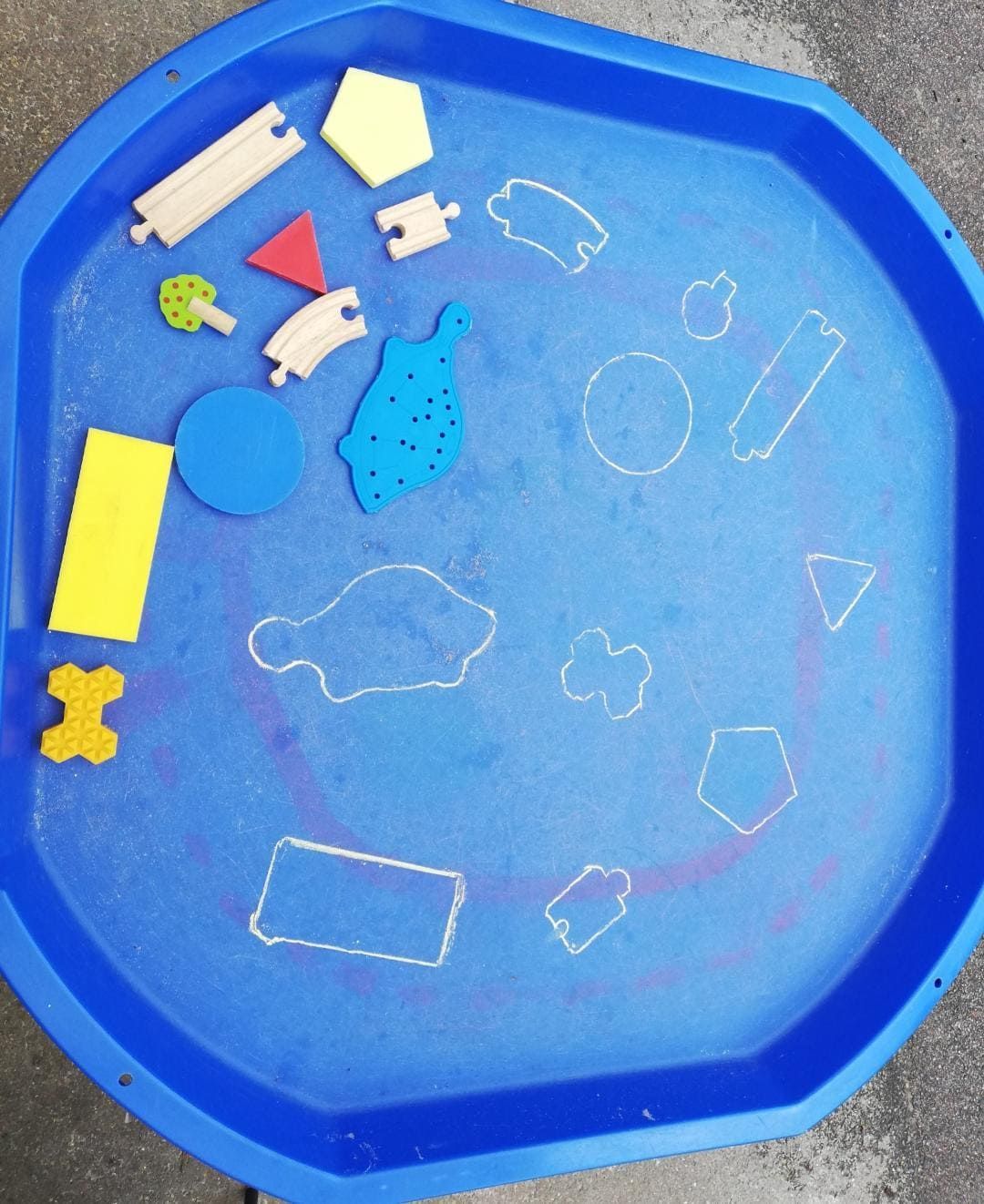 Juego de contornos de figuras familiares